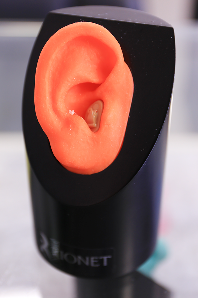 耳あな式はお客様の耳にあわせてオーダーメードで作るのでより音が聞こえやすい特長があります。